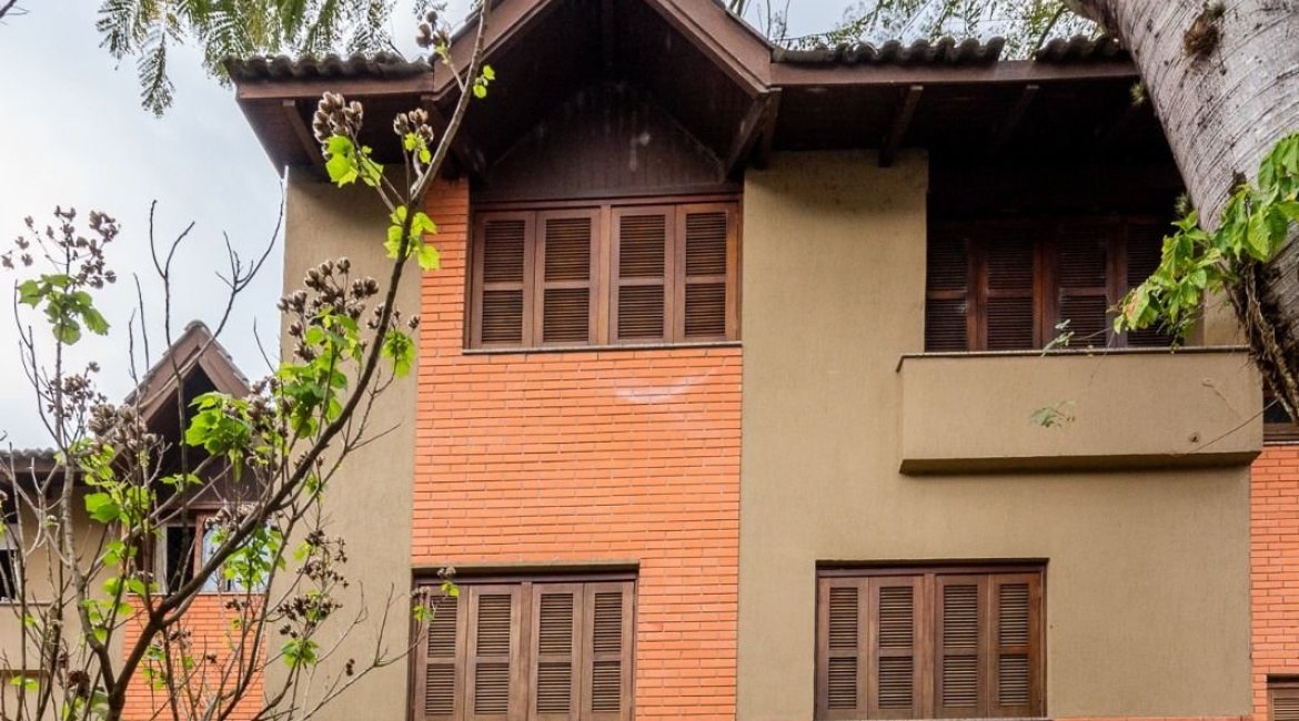 Casa em Condomínio à venda com 273m², 3 dormitórios, 3 suítes, 3 vagas, no bairro Vila Assunção em Porto Alegre