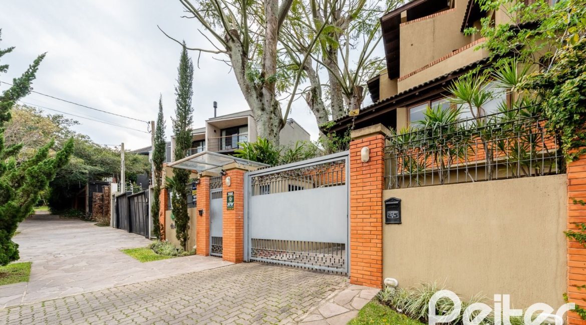 Casa em Condomínio à venda com 273m², 3 dormitórios, 3 suítes, 3 vagas, no bairro Vila Assunção em Porto Alegre