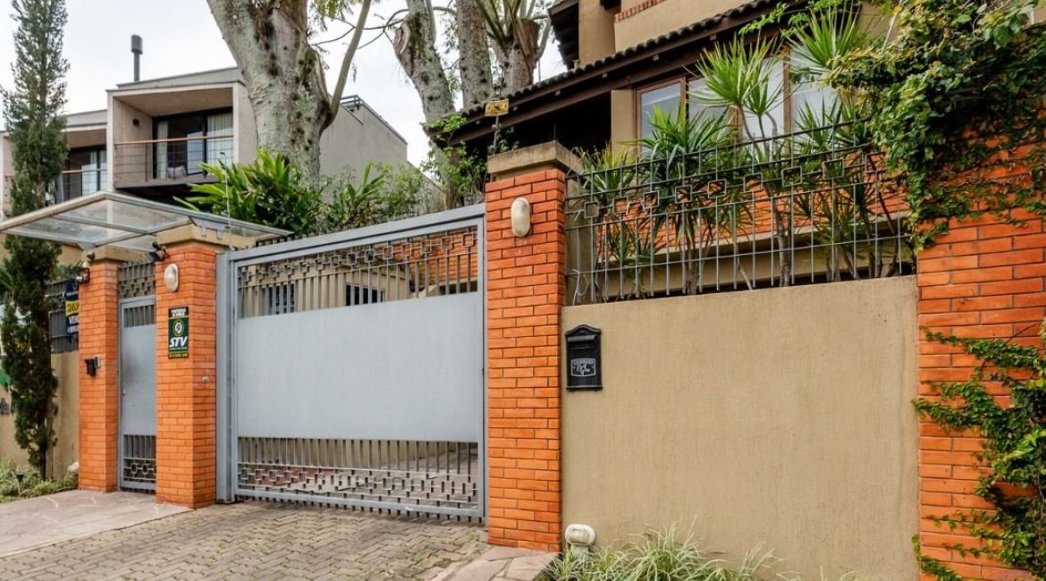 Casa em Condomínio à venda com 273m², 3 dormitórios, 3 suítes, 3 vagas, no bairro Vila Assunção em Porto Alegre