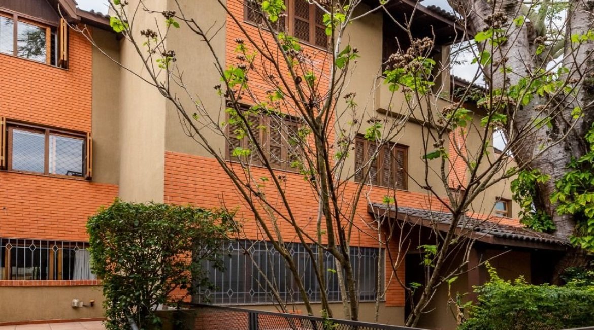 Casa em Condomínio à venda com 273m², 3 dormitórios, 3 suítes, 3 vagas, no bairro Vila Assunção em Porto Alegre