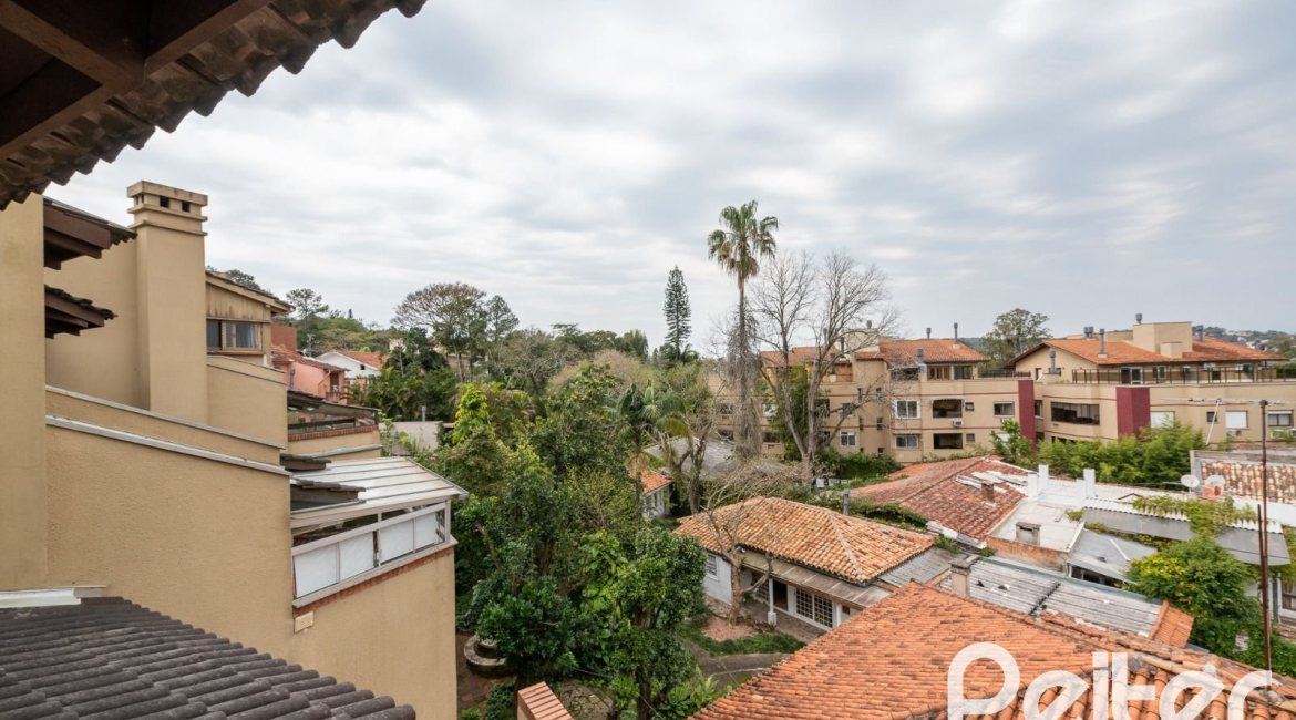 Casa em Condomínio à venda com 273m², 3 dormitórios, 3 suítes, 3 vagas, no bairro Vila Assunção em Porto Alegre