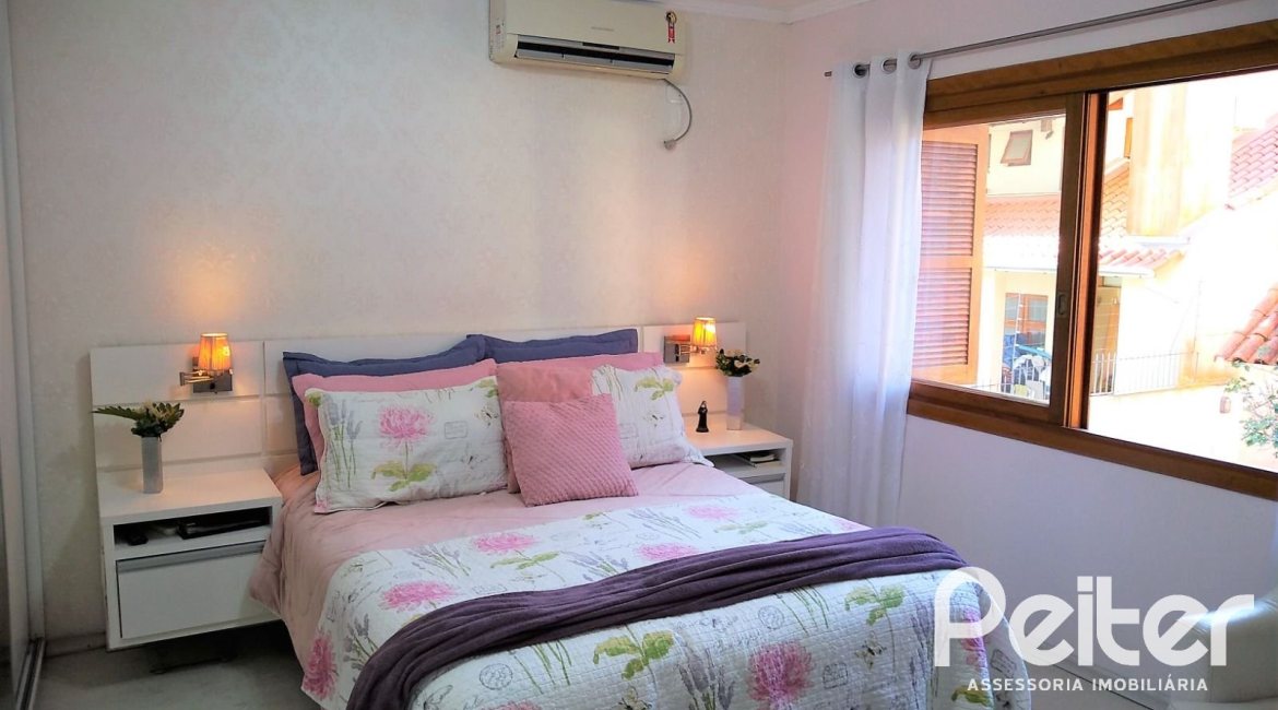 Casa em Condomínio à venda com 148m², 3 dormitórios, 1 suíte, 2 vagas, no bairro Guarujá em Porto Alegre