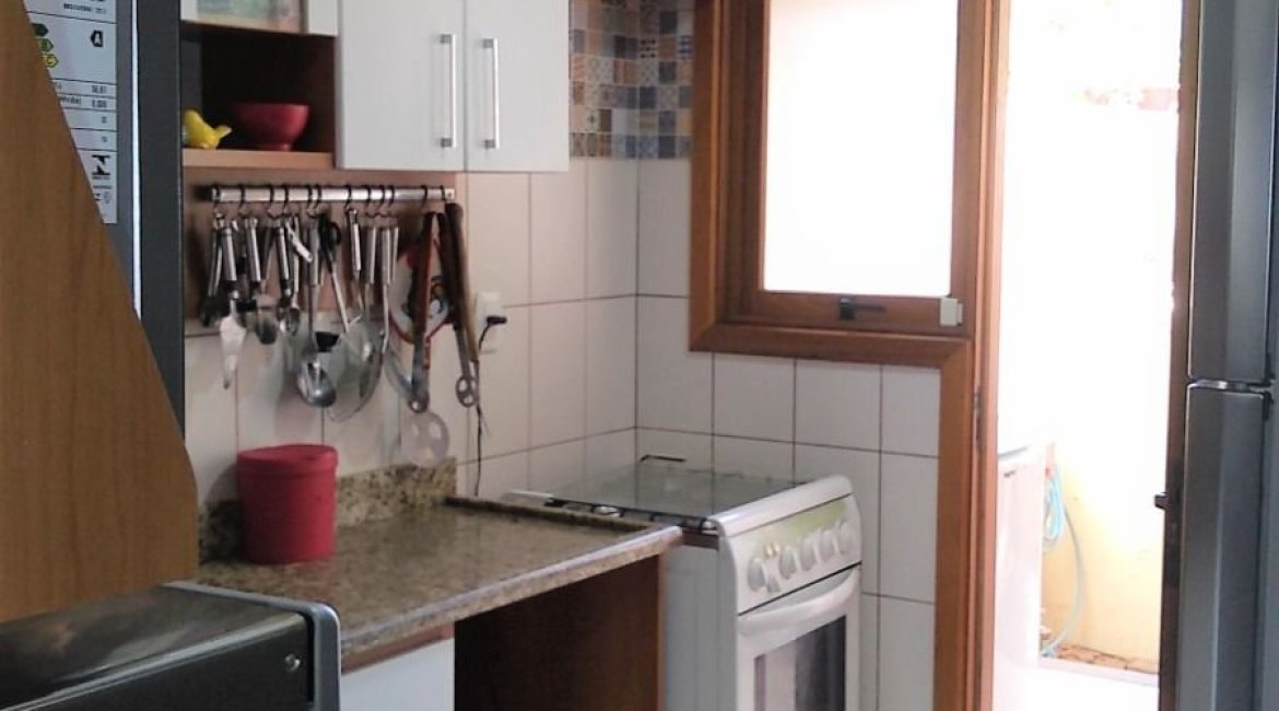 Casa em Condomínio à venda com 148m², 3 dormitórios, 1 suíte, 2 vagas, no bairro Guarujá em Porto Alegre