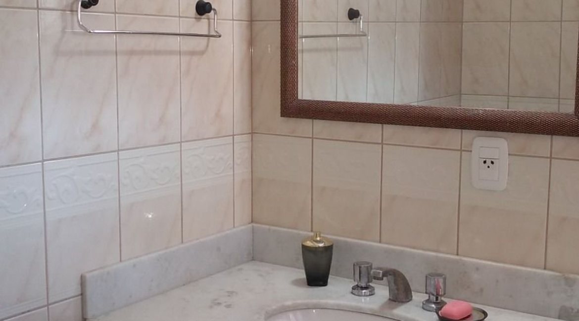 Casa em Condomínio à venda com 148m², 3 dormitórios, 1 suíte, 2 vagas, no bairro Guarujá em Porto Alegre