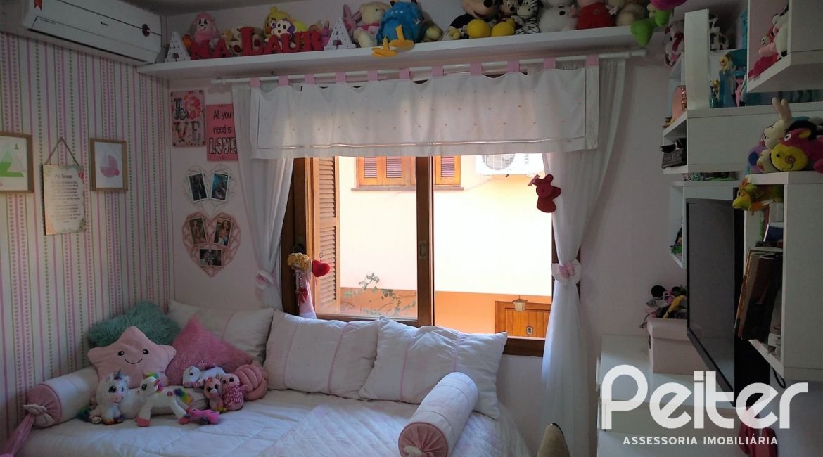 Casa em Condomínio à venda com 148m², 3 dormitórios, 1 suíte, 2 vagas, no bairro Guarujá em Porto Alegre