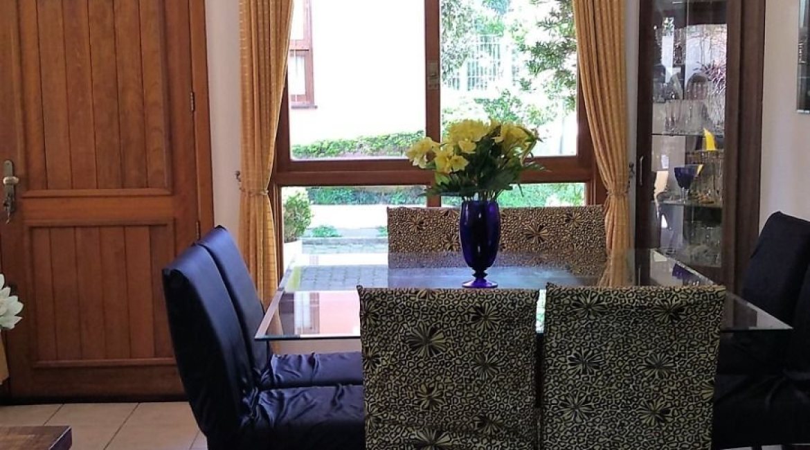 Casa em Condomínio à venda com 148m², 3 dormitórios, 1 suíte, 2 vagas, no bairro Guarujá em Porto Alegre