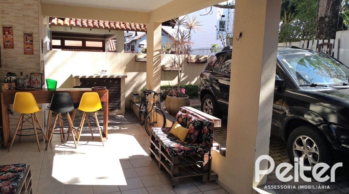 Casa em Condomínio à venda com 148m², 3 dormitórios, 1 suíte, 2 vagas, no bairro Guarujá em Porto Alegre