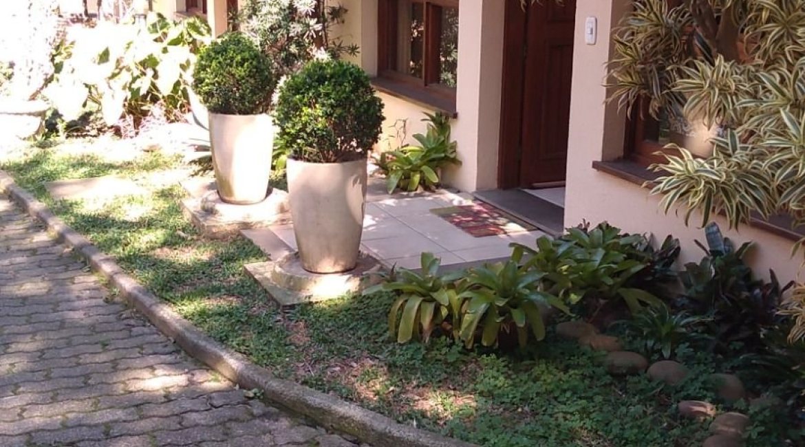 Casa em Condomínio à venda com 148m², 3 dormitórios, 1 suíte, 2 vagas, no bairro Guarujá em Porto Alegre