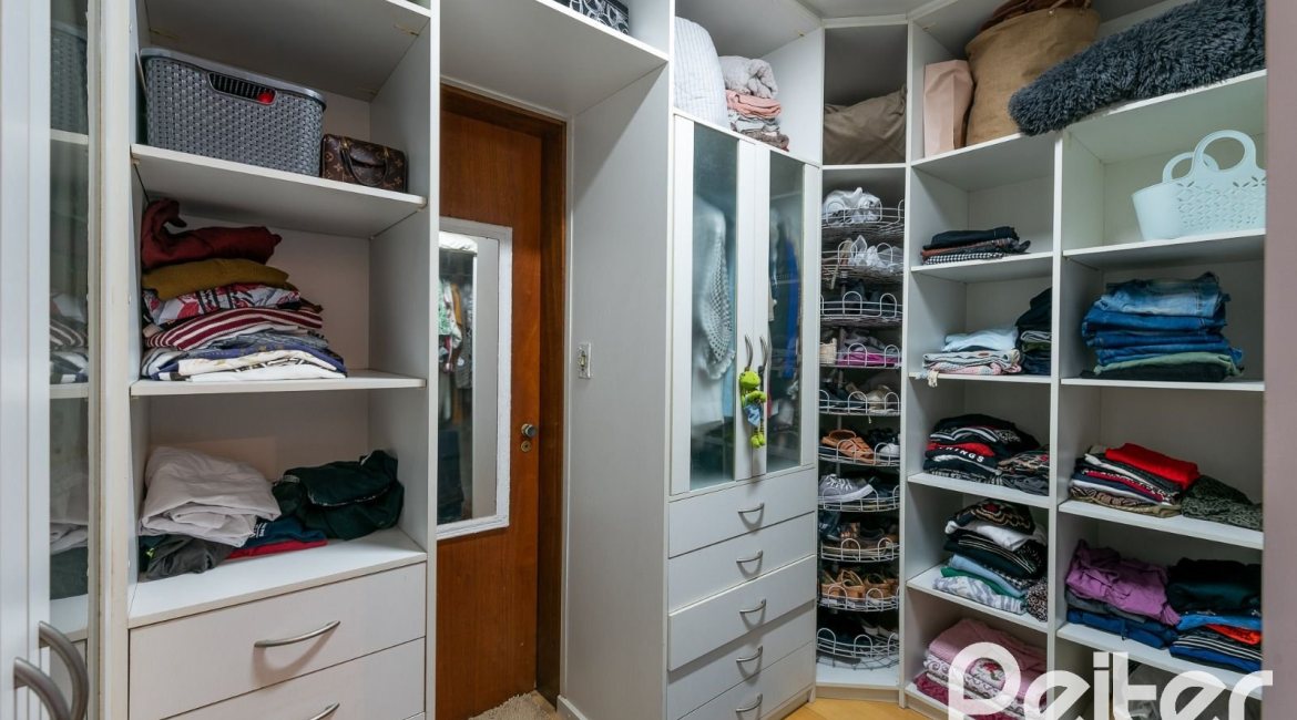 Casa em Condomínio à venda com 233m², 3 dormitórios, 1 suíte, 5 vagas, no bairro Ipanema em Porto Alegre