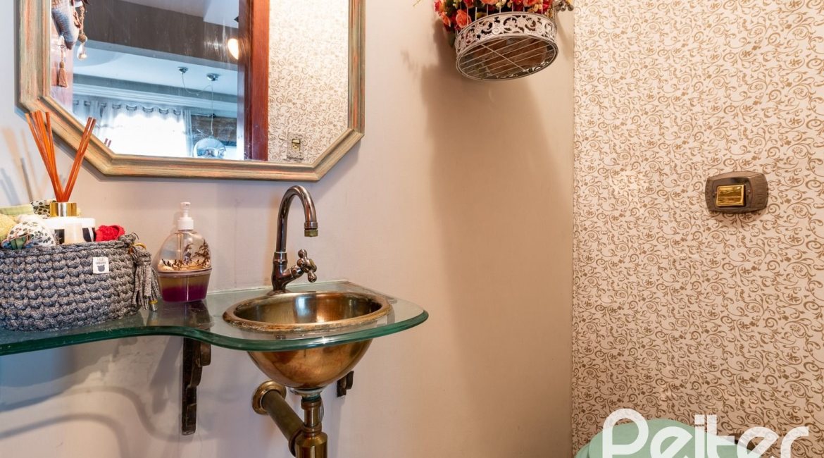 Casa em Condomínio à venda com 233m², 3 dormitórios, 1 suíte, 5 vagas, no bairro Ipanema em Porto Alegre