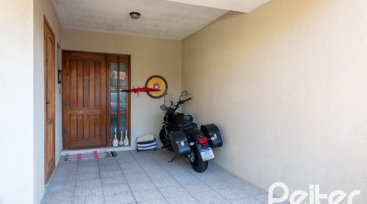 Casa em Condomínio à venda com 233m², 3 dormitórios, 1 suíte, 5 vagas, no bairro Ipanema em Porto Alegre