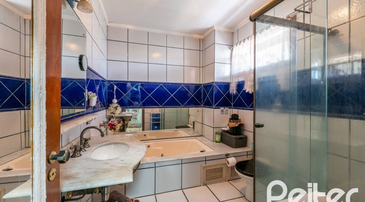 Casa em Condomínio à venda com 233m², 3 dormitórios, 1 suíte, 5 vagas, no bairro Ipanema em Porto Alegre