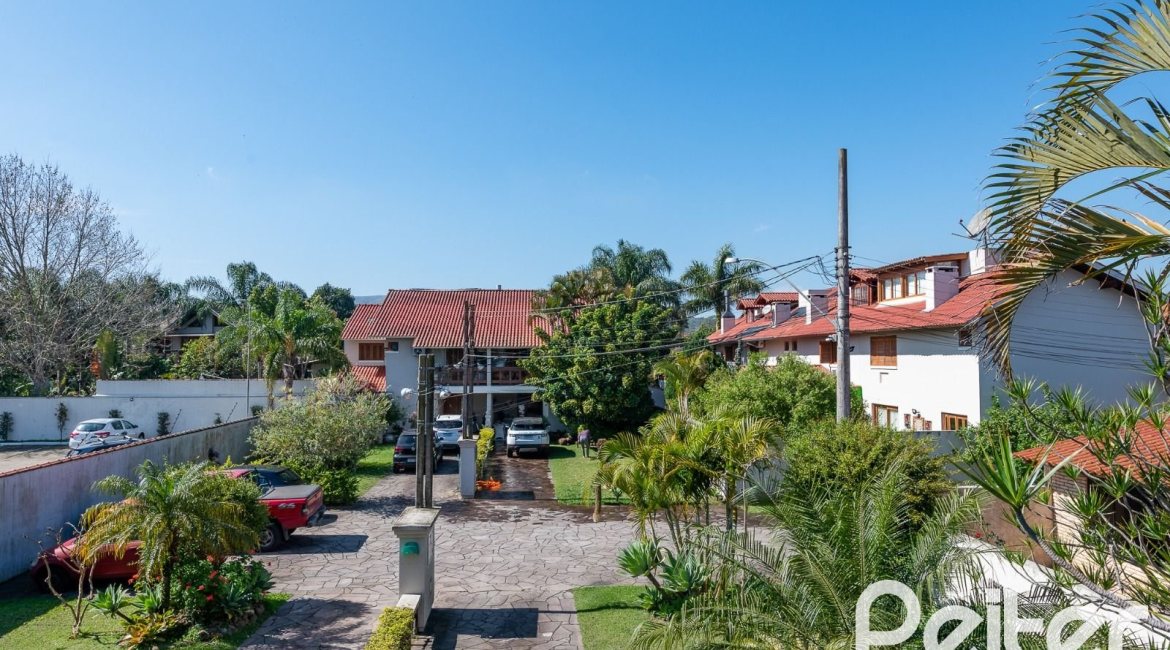 Casa em Condomínio à venda com 233m², 3 dormitórios, 1 suíte, 5 vagas, no bairro Ipanema em Porto Alegre