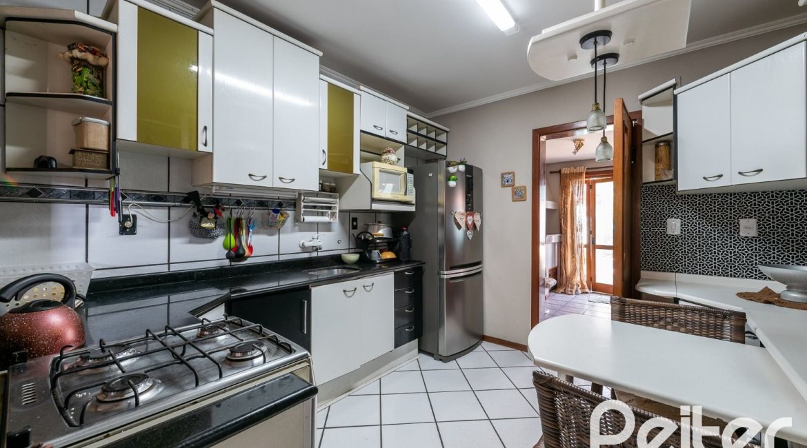 Casa em Condomínio à venda com 233m², 3 dormitórios, 1 suíte, 5 vagas, no bairro Ipanema em Porto Alegre