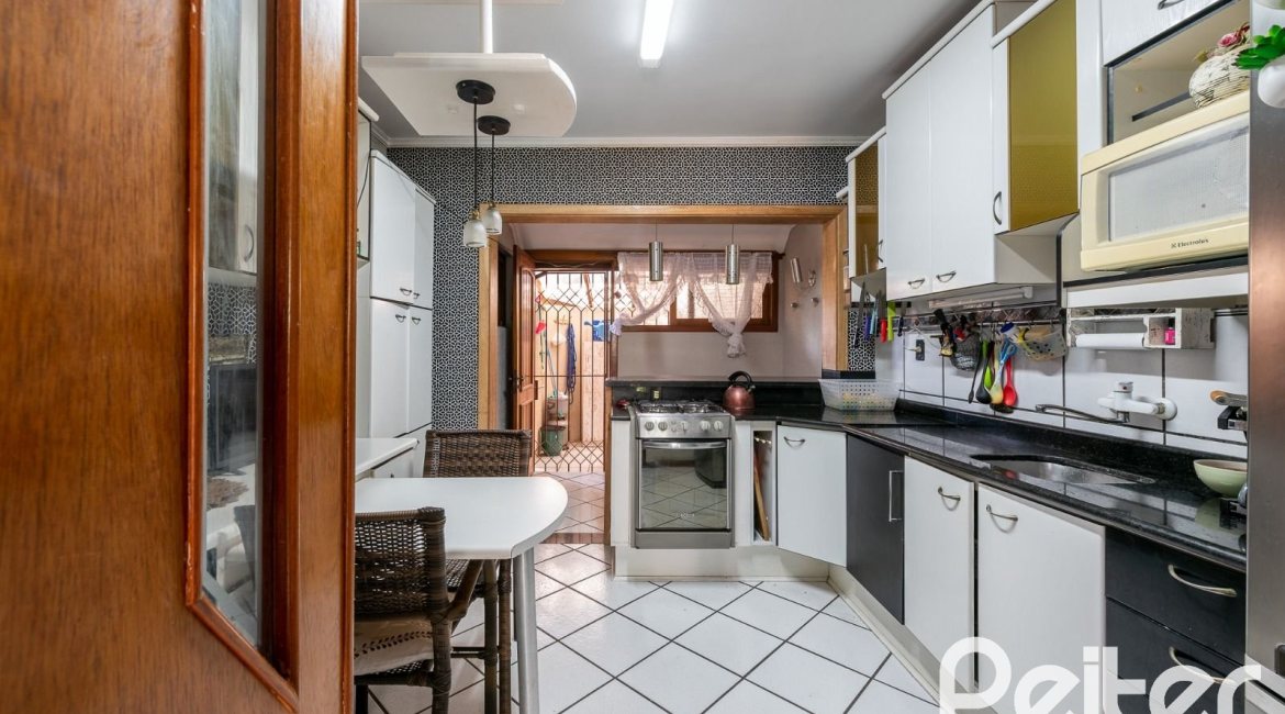 Casa em Condomínio à venda com 233m², 3 dormitórios, 1 suíte, 5 vagas, no bairro Ipanema em Porto Alegre