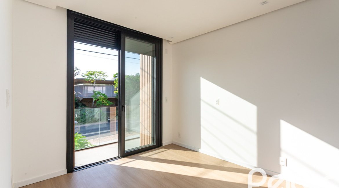 Casa em Condomínio à venda com 434m², 4 dormitórios, 4 suítes, 6 vagas, no bairro Terra Ville em PORTO ALEGRE