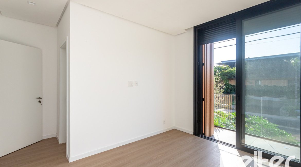 Casa em Condomínio à venda com 434m², 4 dormitórios, 4 suítes, 6 vagas, no bairro Terra Ville em PORTO ALEGRE
