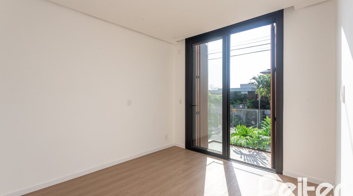Casa em Condomínio à venda com 434m², 4 dormitórios, 4 suítes, 6 vagas, no bairro Terra Ville em PORTO ALEGRE