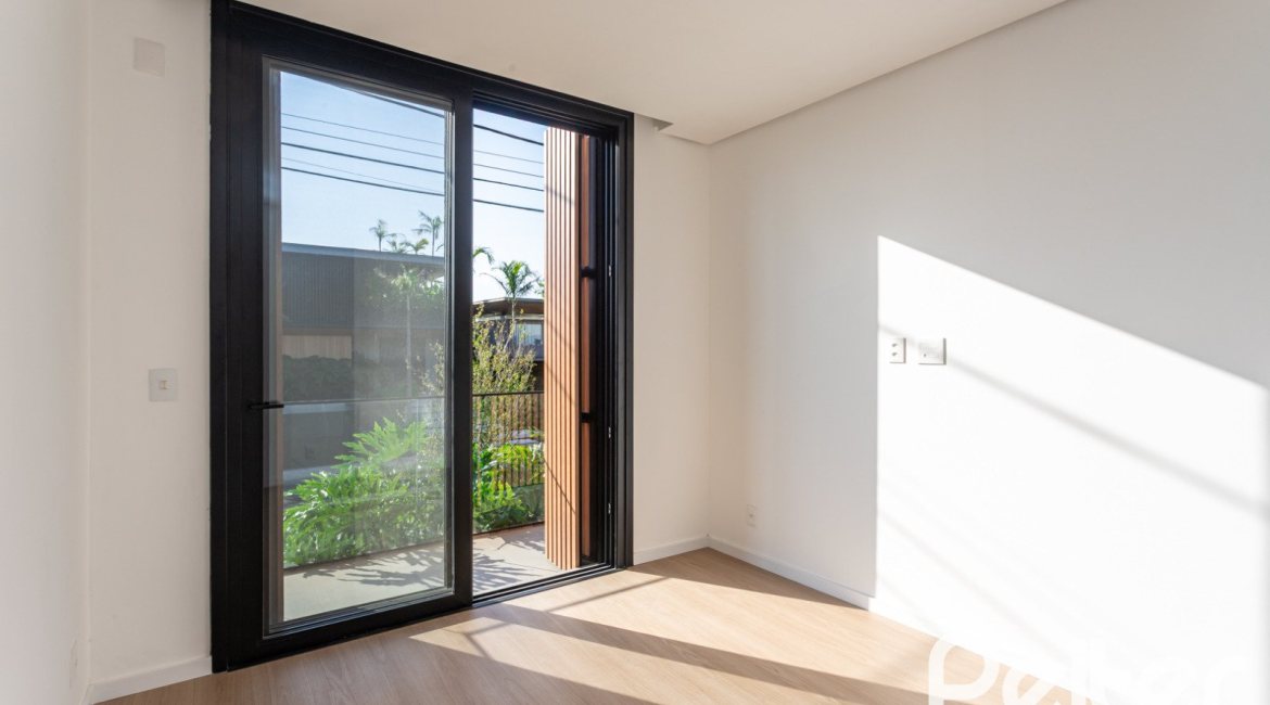 Casa em Condomínio à venda com 434m², 4 dormitórios, 4 suítes, 6 vagas, no bairro Terra Ville em PORTO ALEGRE