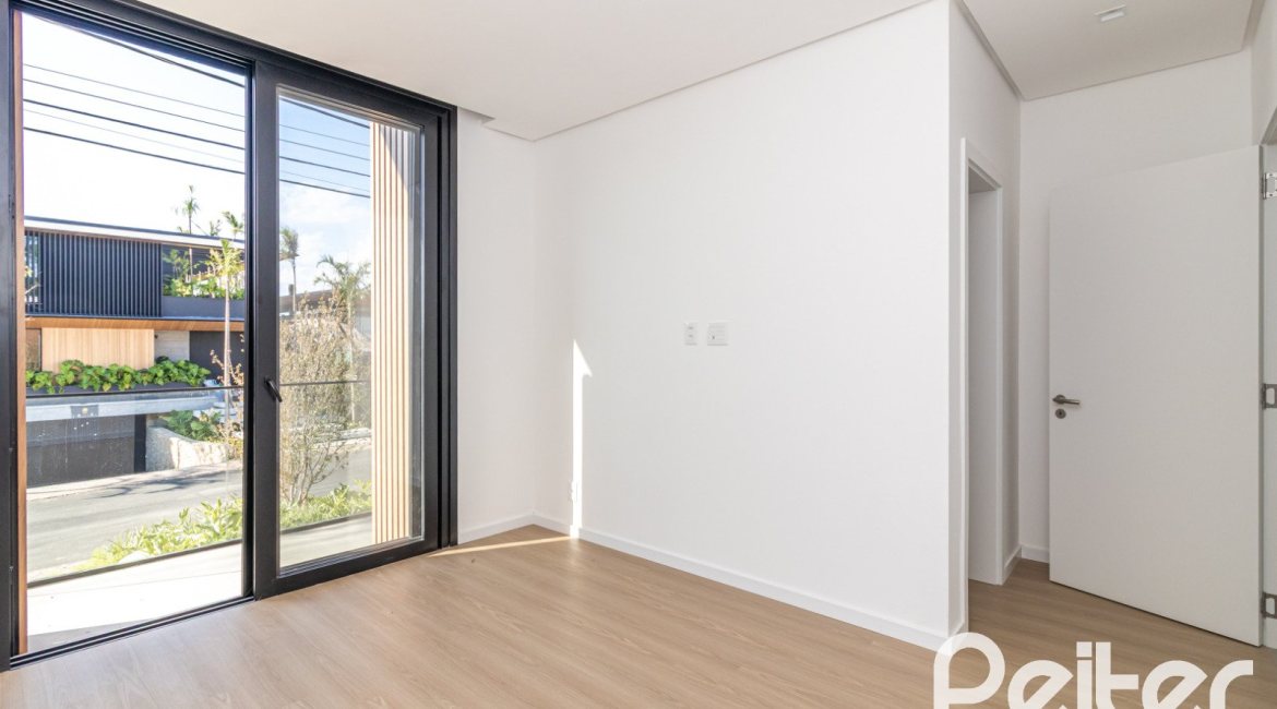 Casa em Condomínio à venda com 434m², 4 dormitórios, 4 suítes, 6 vagas, no bairro Terra Ville em PORTO ALEGRE