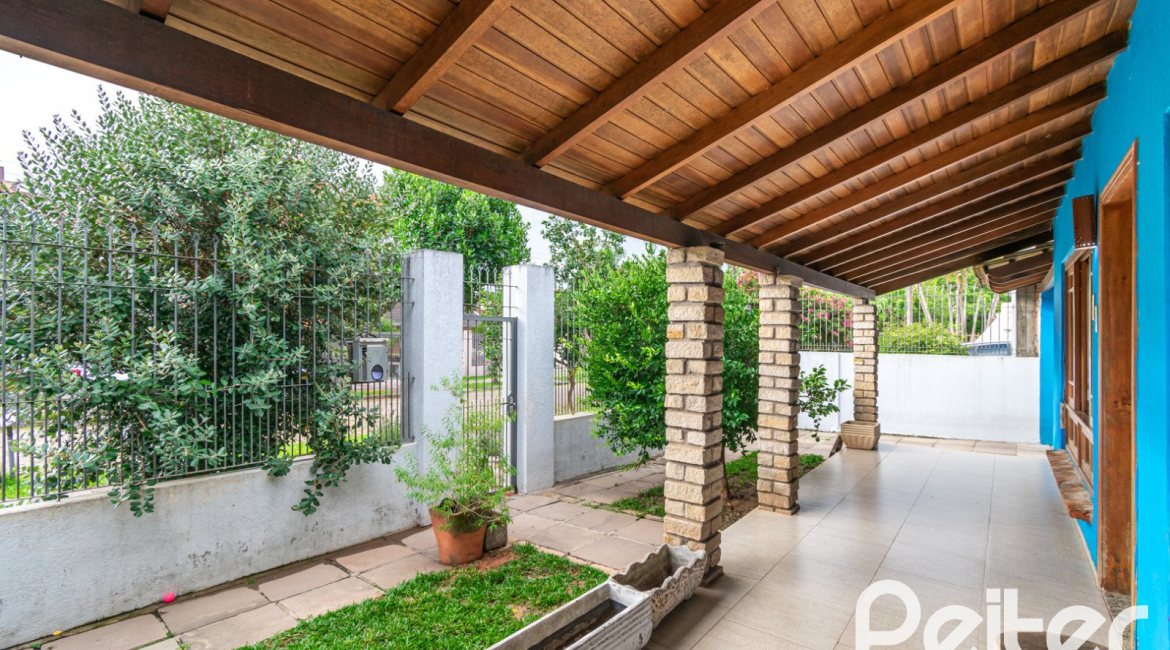 Casa à venda com 160m², 3 dormitórios, 1 suíte, 4 vagas, no bairro Ipanema / Imperial Parque em Porto Alegre