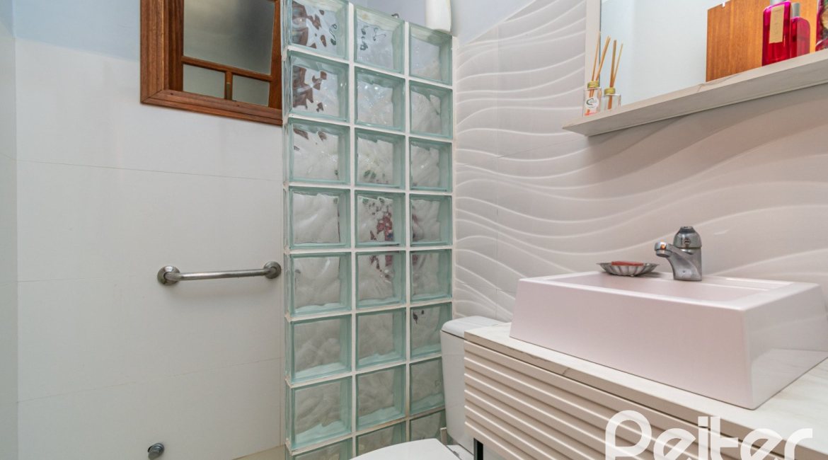 Casa à venda com 160m², 3 dormitórios, 1 suíte, 4 vagas, no bairro Ipanema / Imperial Parque em Porto Alegre