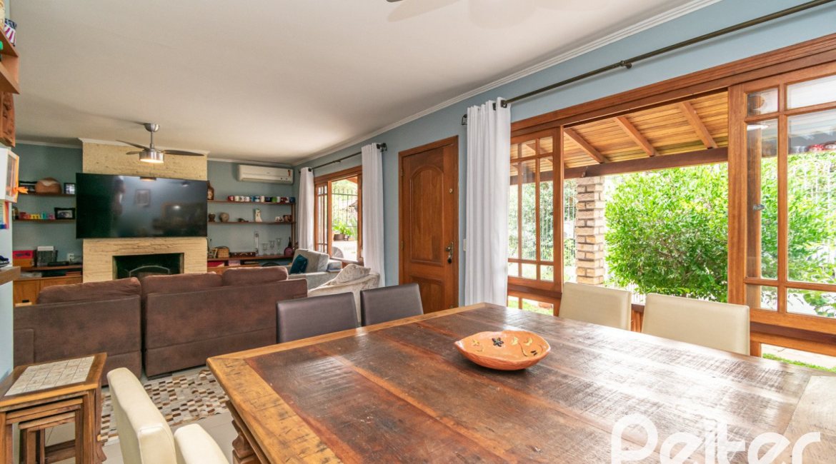 Casa à venda com 160m², 3 dormitórios, 1 suíte, 4 vagas, no bairro Ipanema / Imperial Parque em Porto Alegre