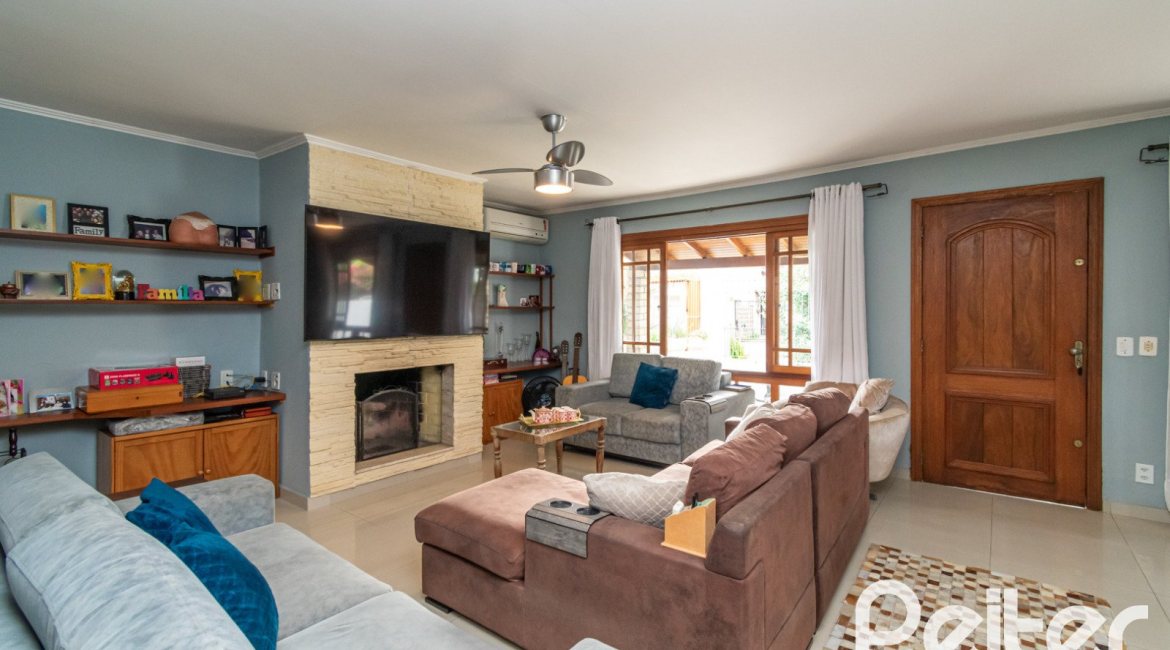 Casa à venda com 160m², 3 dormitórios, 1 suíte, 4 vagas, no bairro Ipanema / Imperial Parque em Porto Alegre