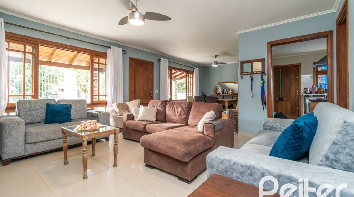 Casa à venda com 160m², 3 dormitórios, 1 suíte, 4 vagas, no bairro Ipanema / Imperial Parque em Porto Alegre