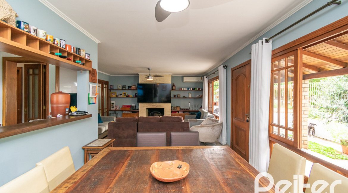 Casa à venda com 160m², 3 dormitórios, 1 suíte, 4 vagas, no bairro Ipanema / Imperial Parque em Porto Alegre