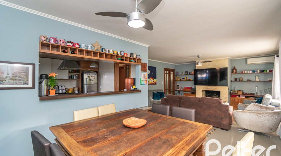 Casa à venda com 160m², 3 dormitórios, 1 suíte, 4 vagas, no bairro Ipanema / Imperial Parque em Porto Alegre