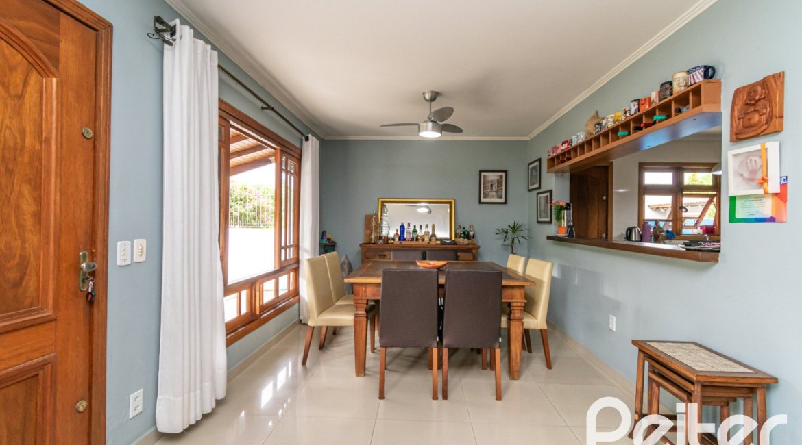 Casa à venda com 160m², 3 dormitórios, 1 suíte, 4 vagas, no bairro Ipanema / Imperial Parque em Porto Alegre