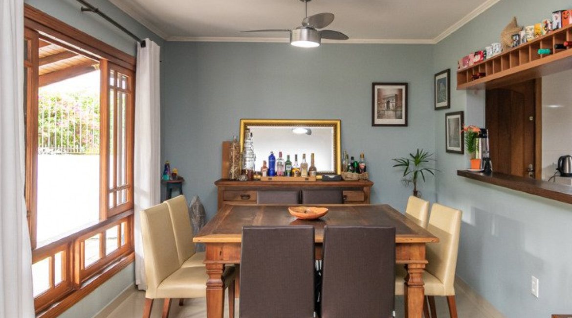 Casa à venda com 160m², 3 dormitórios, 1 suíte, 4 vagas, no bairro Ipanema / Imperial Parque em Porto Alegre