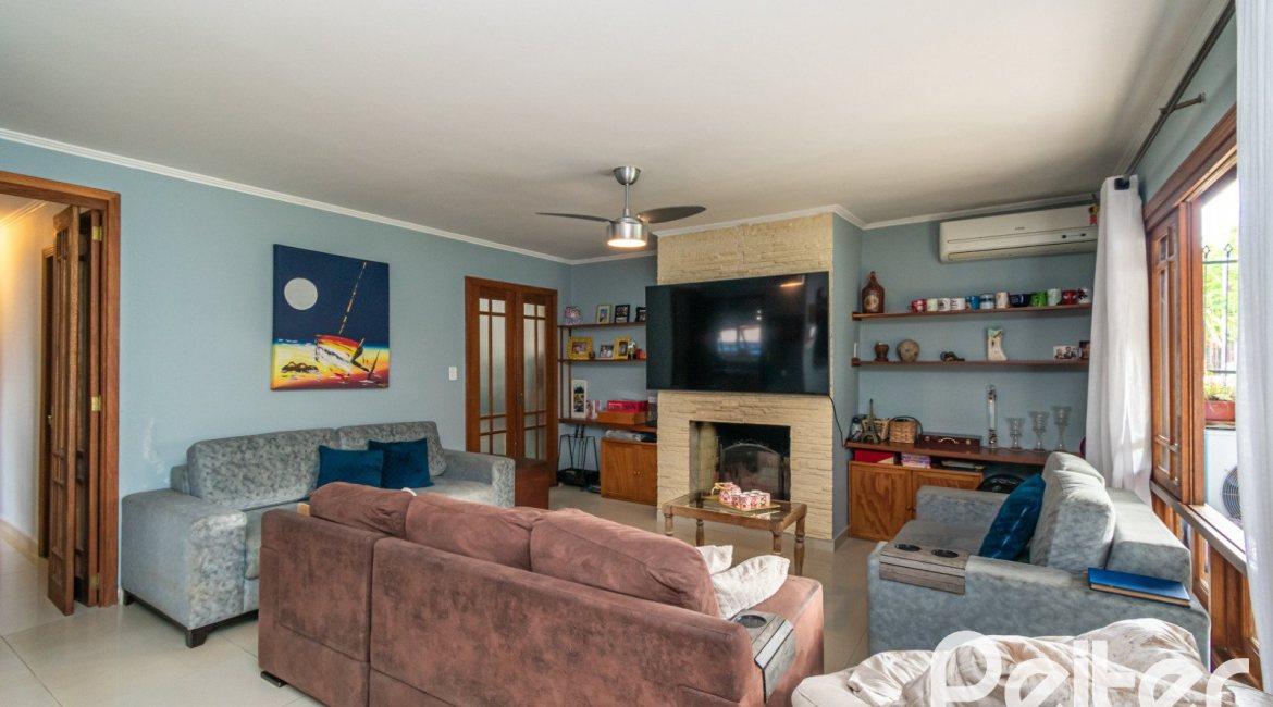 Casa à venda com 160m², 3 dormitórios, 1 suíte, 4 vagas, no bairro Ipanema / Imperial Parque em Porto Alegre