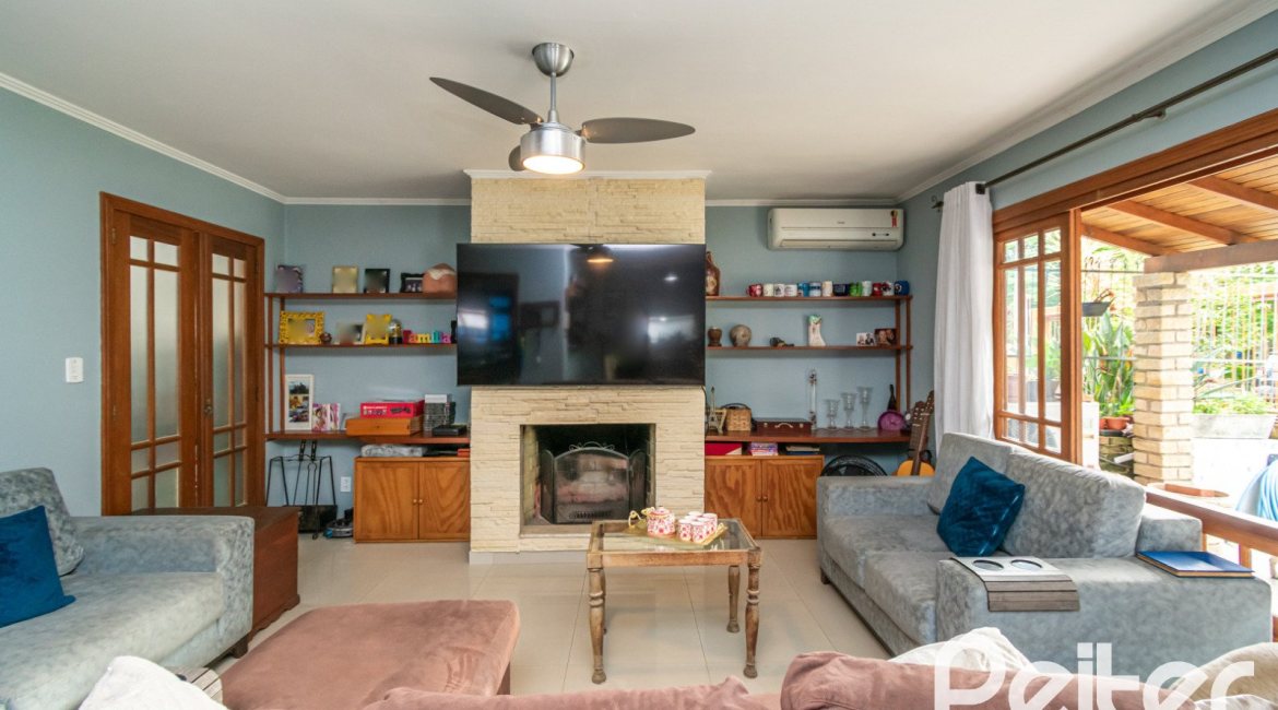 Casa à venda com 160m², 3 dormitórios, 1 suíte, 4 vagas, no bairro Ipanema / Imperial Parque em Porto Alegre