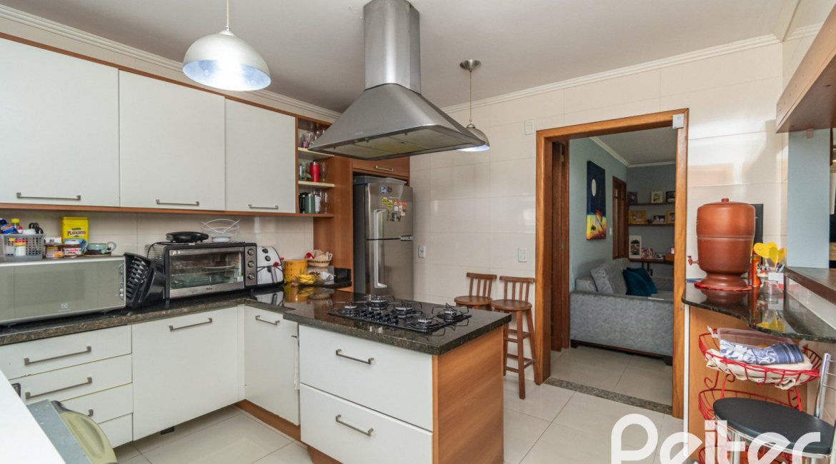 Casa à venda com 160m², 3 dormitórios, 1 suíte, 4 vagas, no bairro Ipanema / Imperial Parque em Porto Alegre