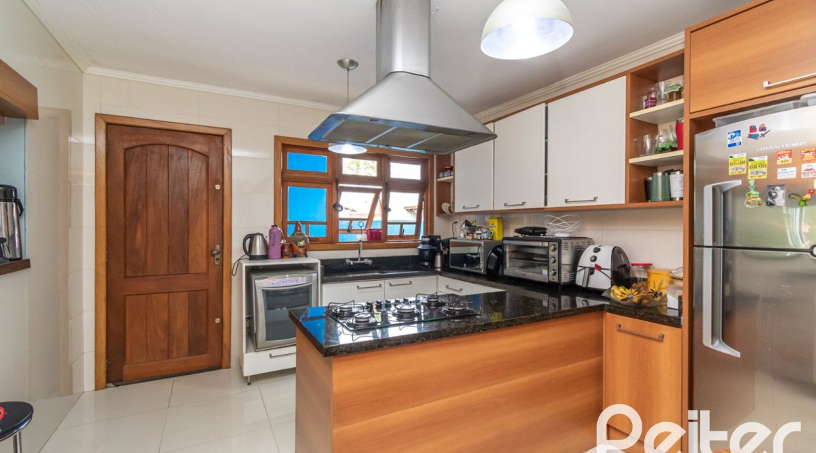 Casa à venda com 160m², 3 dormitórios, 1 suíte, 4 vagas, no bairro Ipanema / Imperial Parque em Porto Alegre