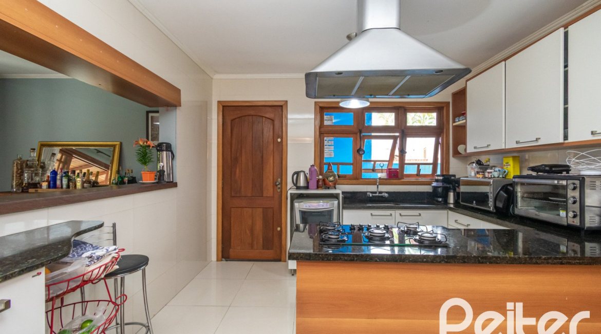 Casa à venda com 160m², 3 dormitórios, 1 suíte, 4 vagas, no bairro Ipanema / Imperial Parque em Porto Alegre