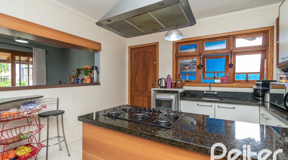 Casa à venda com 160m², 3 dormitórios, 1 suíte, 4 vagas, no bairro Ipanema / Imperial Parque em Porto Alegre