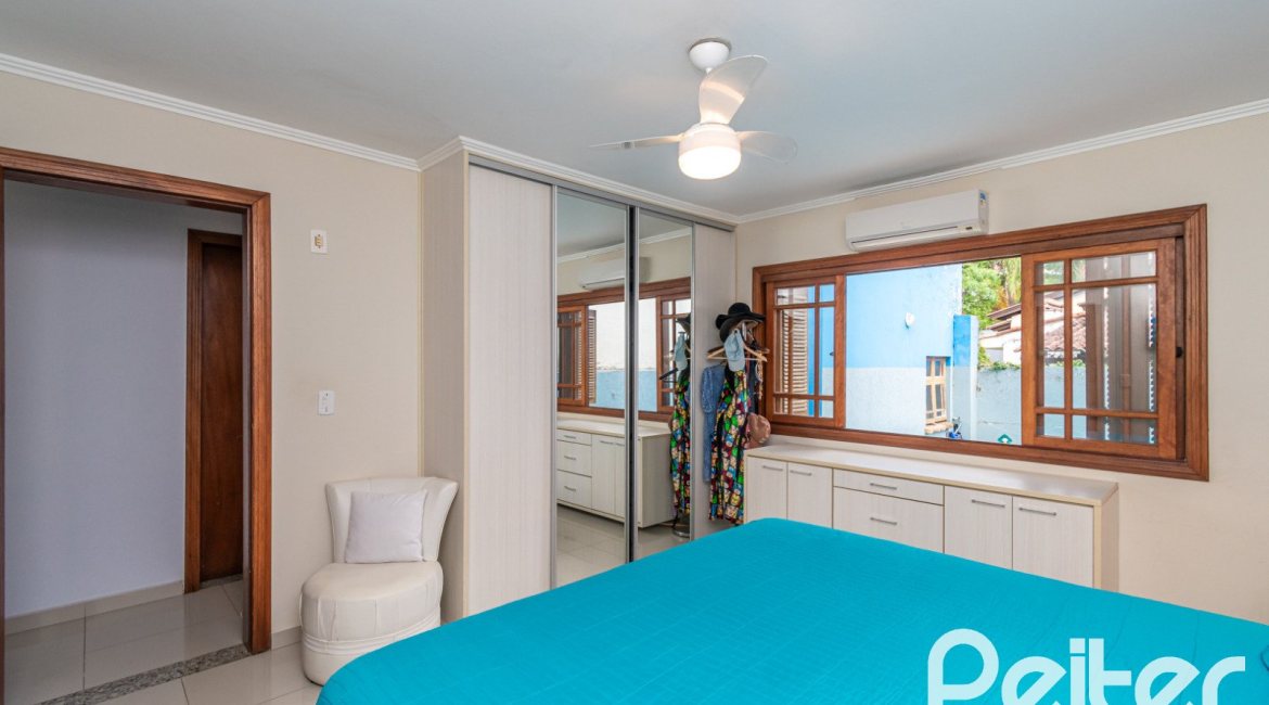 Casa à venda com 160m², 3 dormitórios, 1 suíte, 4 vagas, no bairro Ipanema / Imperial Parque em Porto Alegre