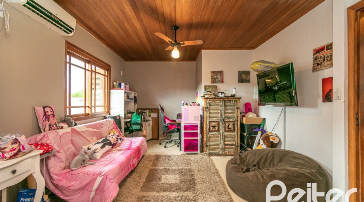 Casa à venda com 160m², 3 dormitórios, 1 suíte, 4 vagas, no bairro Ipanema / Imperial Parque em Porto Alegre