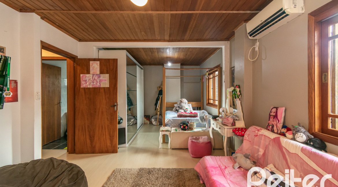 Casa à venda com 160m², 3 dormitórios, 1 suíte, 4 vagas, no bairro Ipanema / Imperial Parque em Porto Alegre