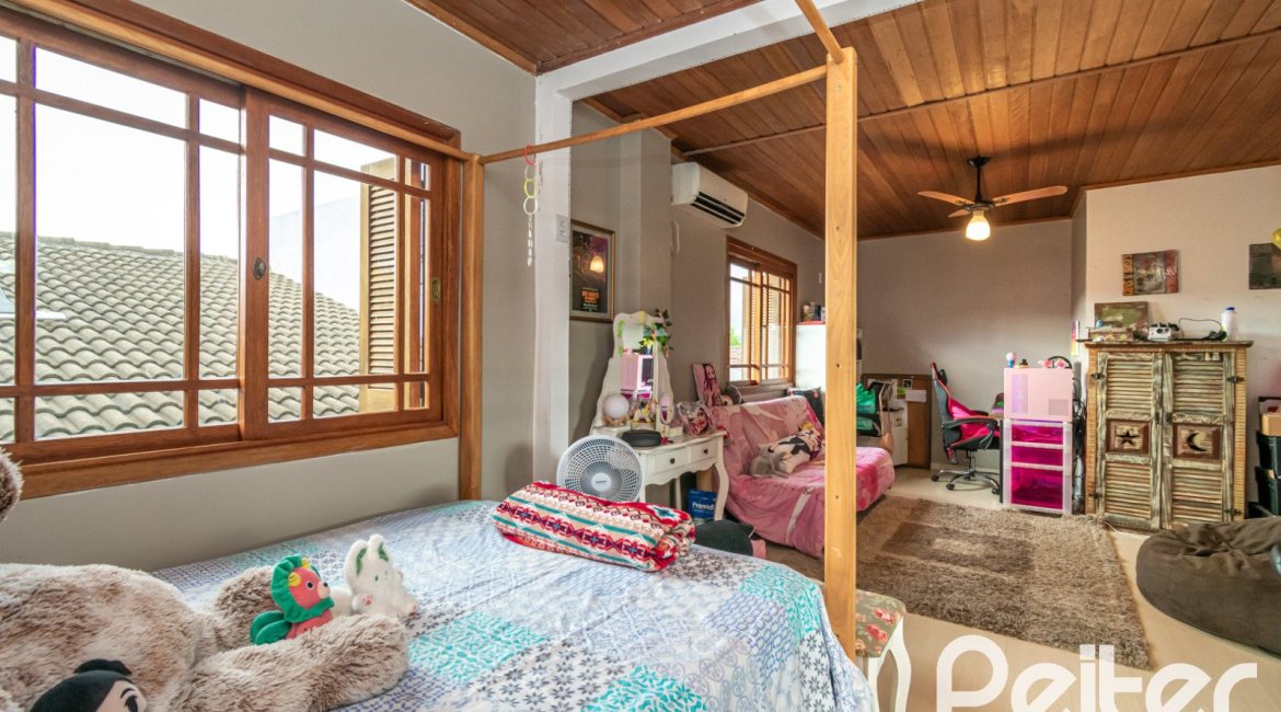 Casa à venda com 160m², 3 dormitórios, 1 suíte, 4 vagas, no bairro Ipanema / Imperial Parque em Porto Alegre