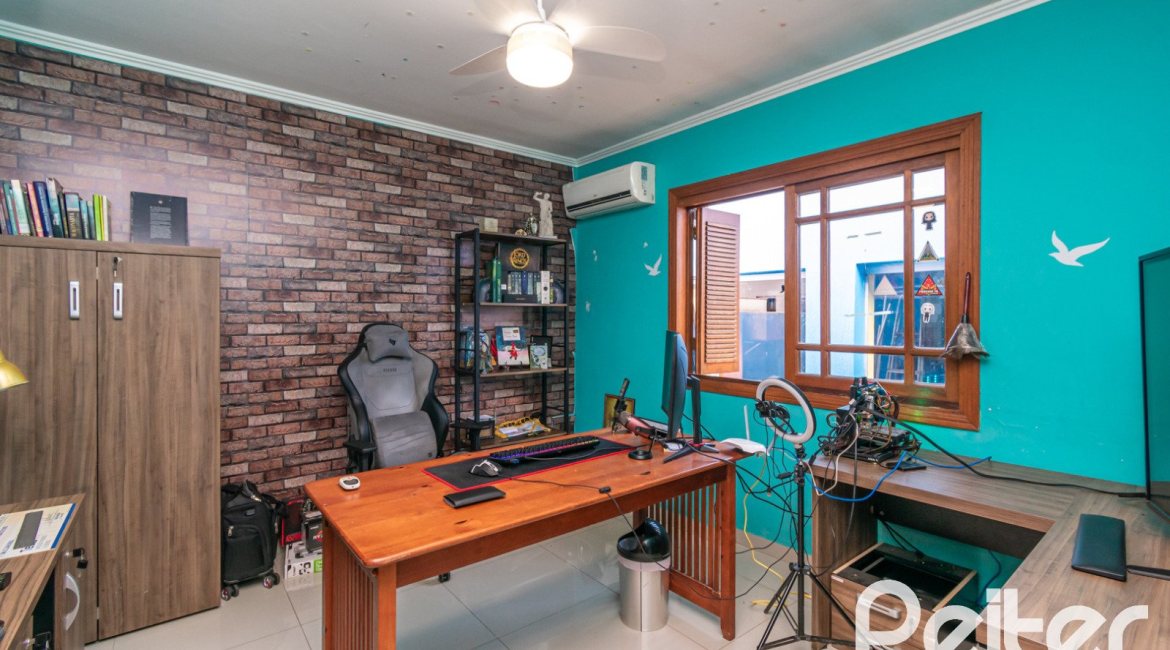 Casa à venda com 160m², 3 dormitórios, 1 suíte, 4 vagas, no bairro Ipanema / Imperial Parque em Porto Alegre