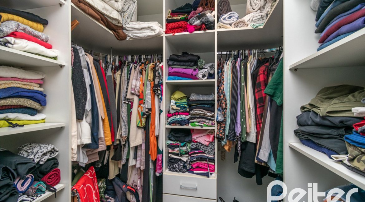 Casa à venda com 160m², 3 dormitórios, 1 suíte, 4 vagas, no bairro Ipanema / Imperial Parque em Porto Alegre