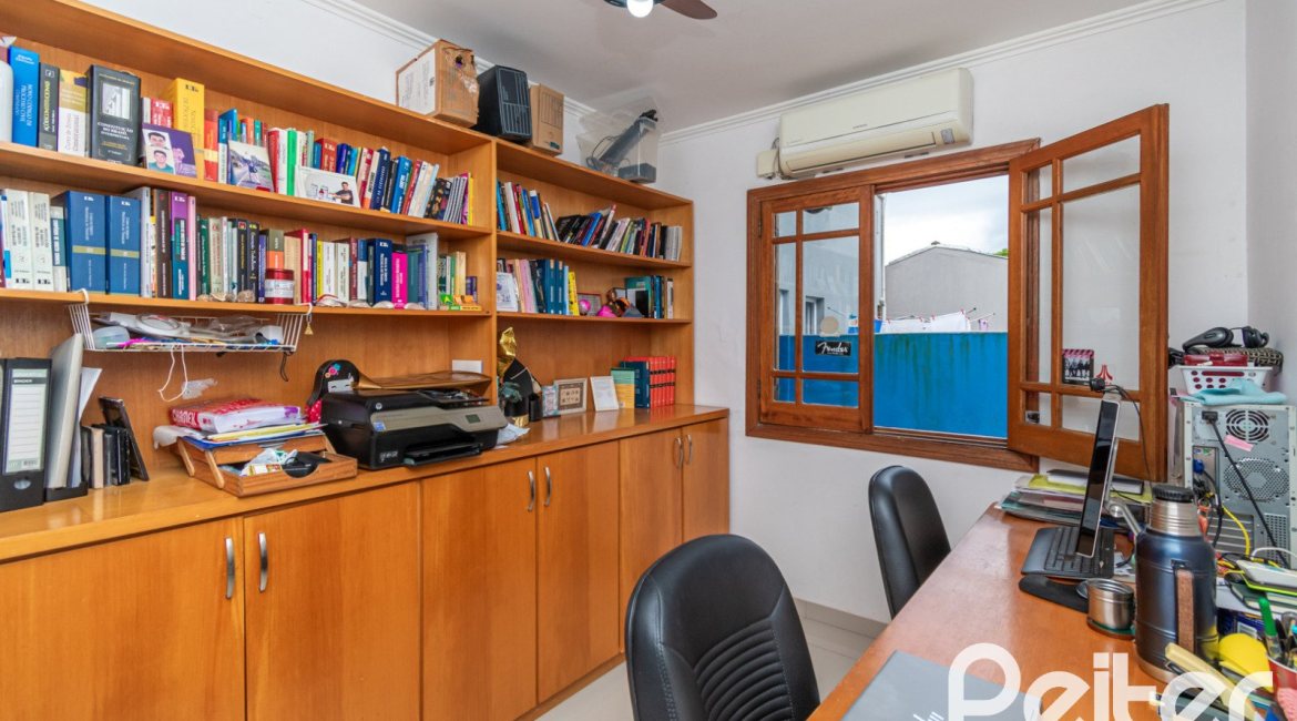 Casa à venda com 160m², 3 dormitórios, 1 suíte, 4 vagas, no bairro Ipanema / Imperial Parque em Porto Alegre