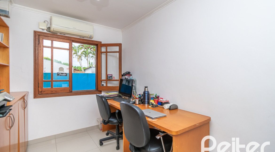 Casa à venda com 160m², 3 dormitórios, 1 suíte, 4 vagas, no bairro Ipanema / Imperial Parque em Porto Alegre