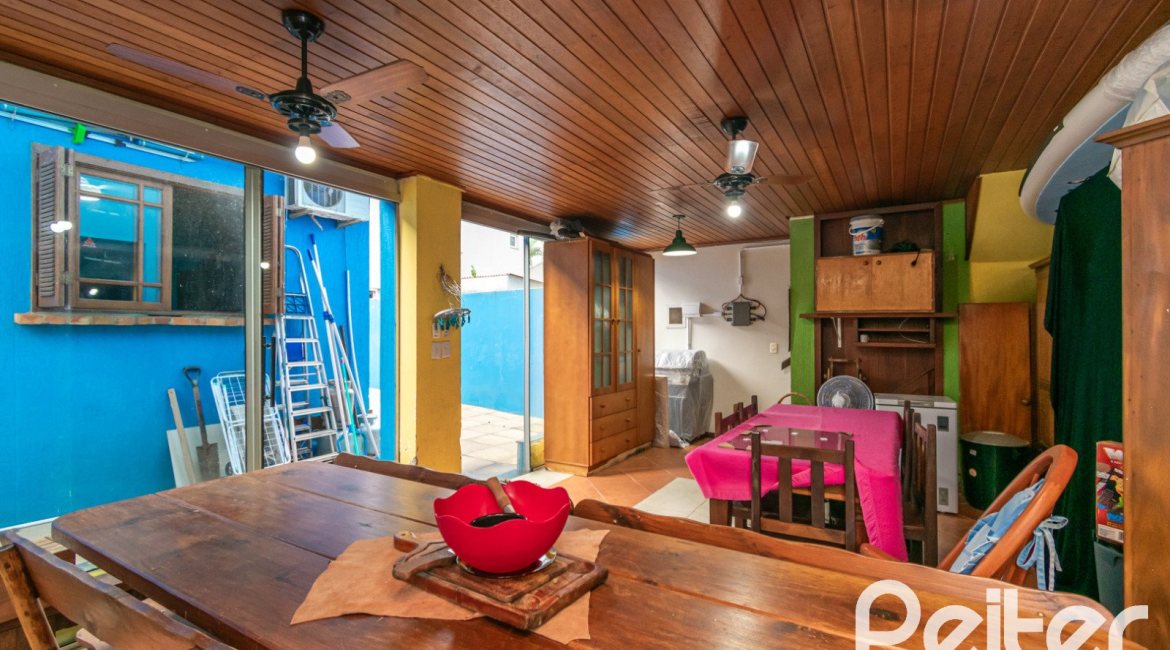 Casa à venda com 160m², 3 dormitórios, 1 suíte, 4 vagas, no bairro Ipanema / Imperial Parque em Porto Alegre