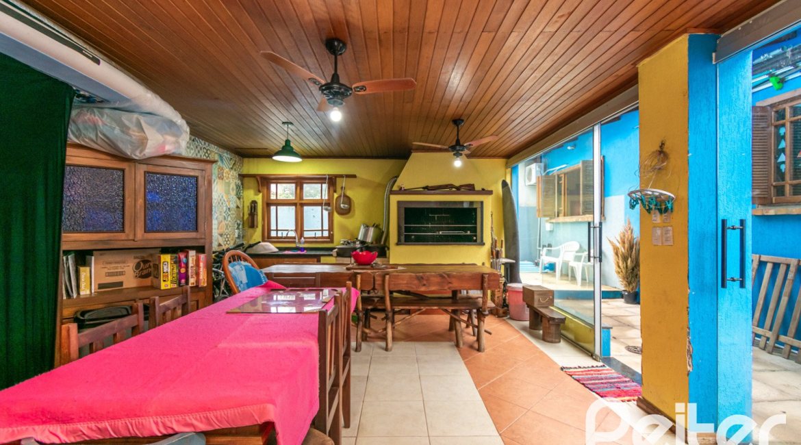 Casa à venda com 160m², 3 dormitórios, 1 suíte, 4 vagas, no bairro Ipanema / Imperial Parque em Porto Alegre