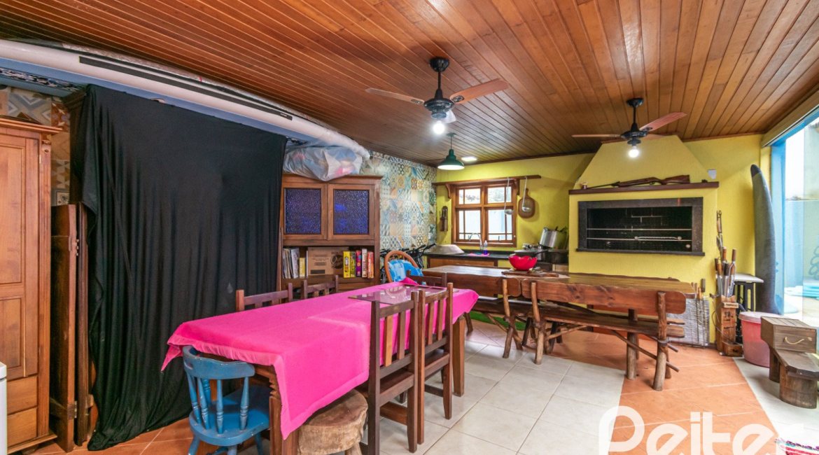 Casa à venda com 160m², 3 dormitórios, 1 suíte, 4 vagas, no bairro Ipanema / Imperial Parque em Porto Alegre